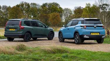 Citroen C3 Aircross и Dacia Jogger сзади